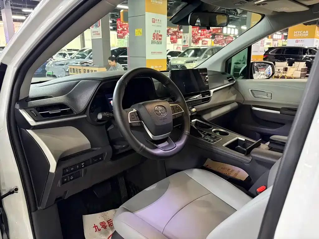 Toyota Granvia — фото 6