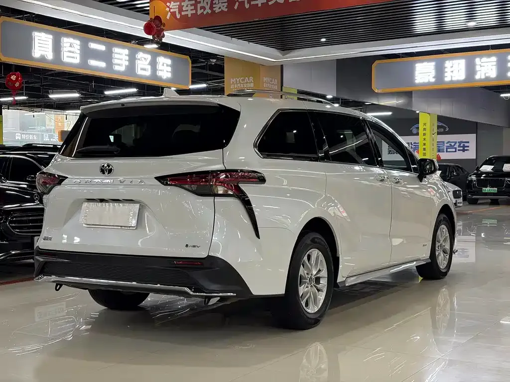 Toyota Granvia — фото 5