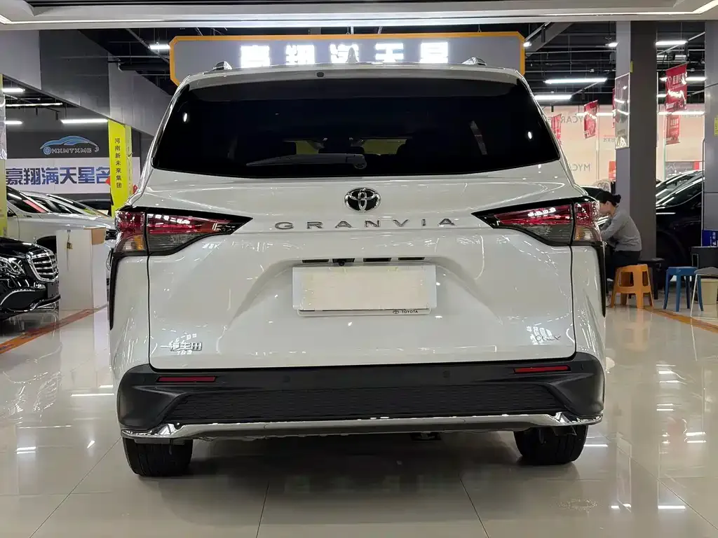 Toyota Granvia — фото 8