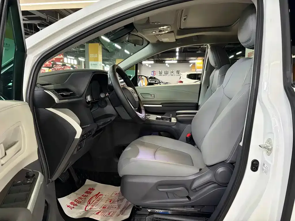 Toyota Granvia — фото 3