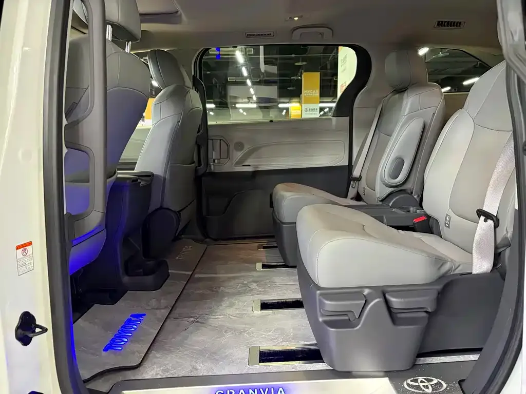 Toyota Granvia — фото 7