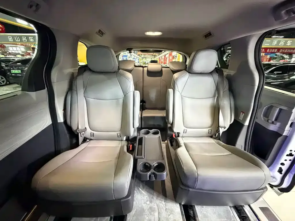 Toyota Granvia — фото 2