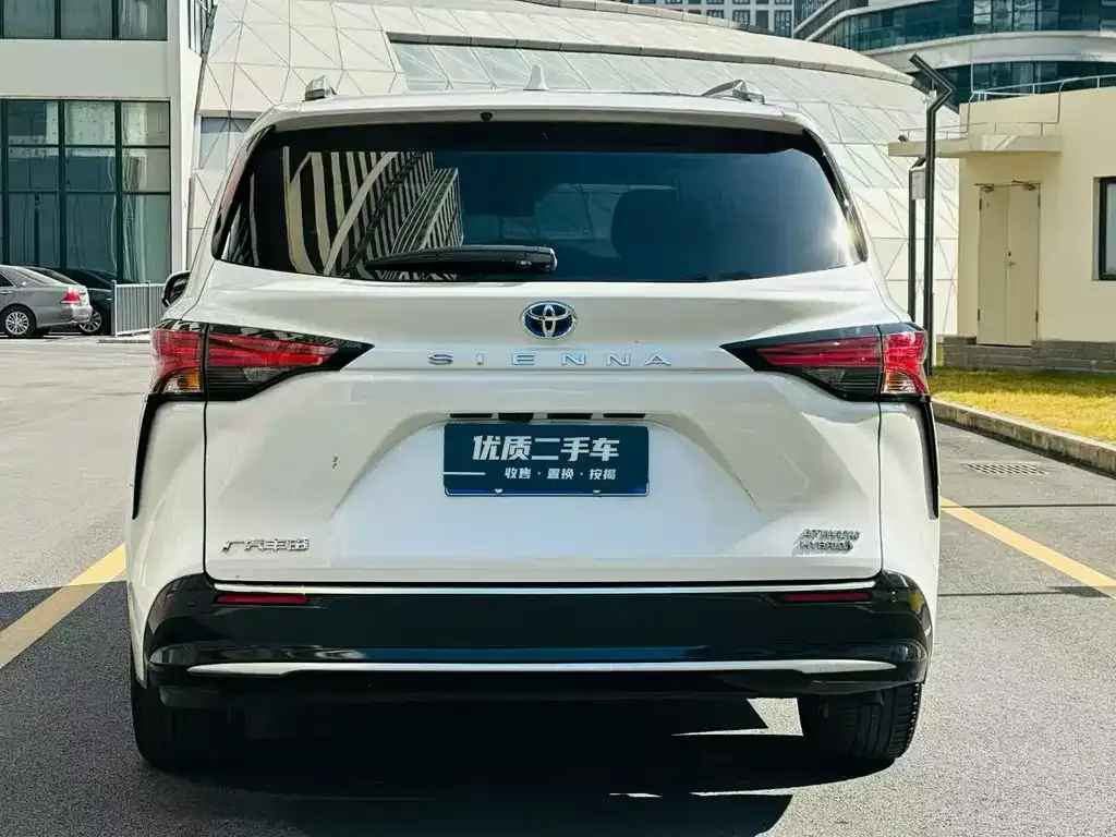 Toyota Sienna — фото 4