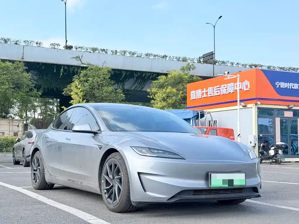 Tesla Model 3 — фото 10