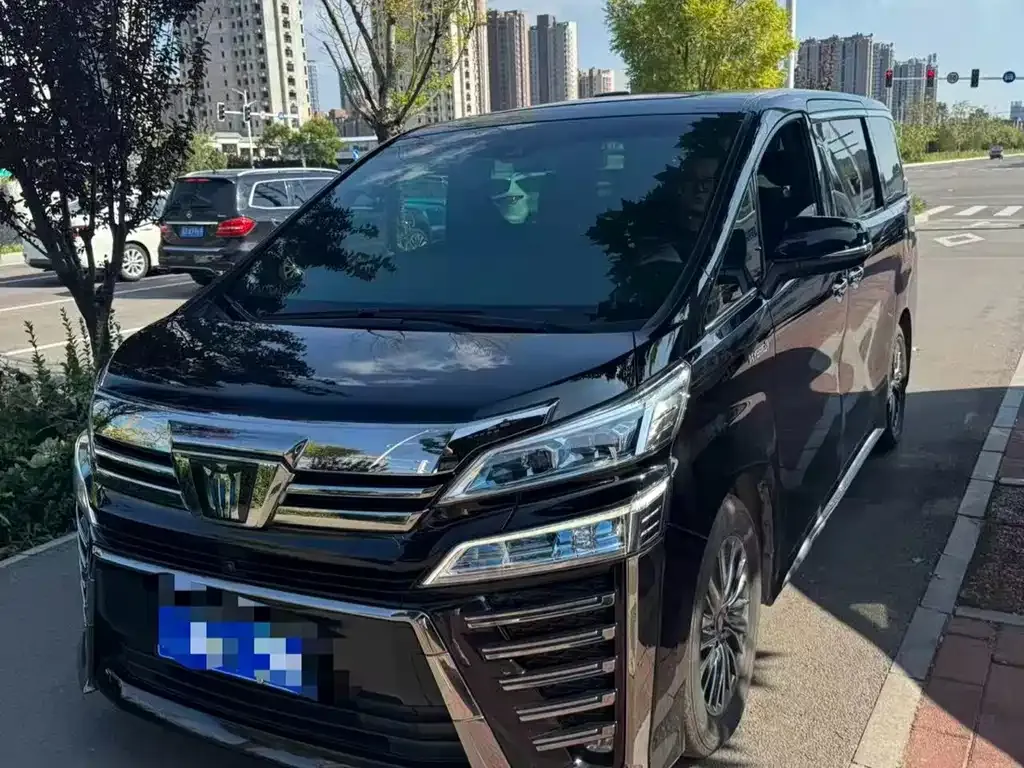 Toyota Vellfire — фото 1