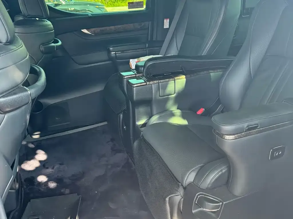 Toyota Vellfire — фото 2