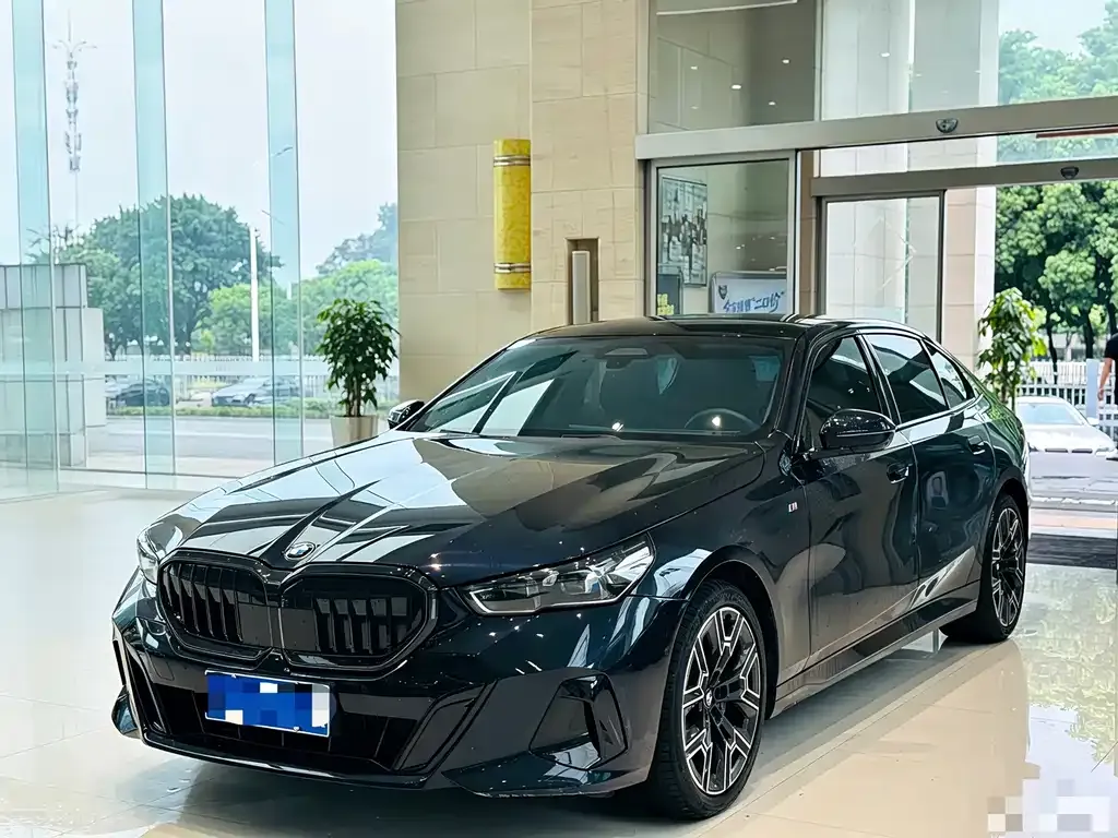 BMW 5 Series — фото 1