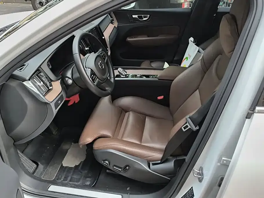 Volvo XC60 — фото 10