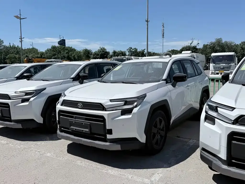 Toyota RAV4 — фото 1