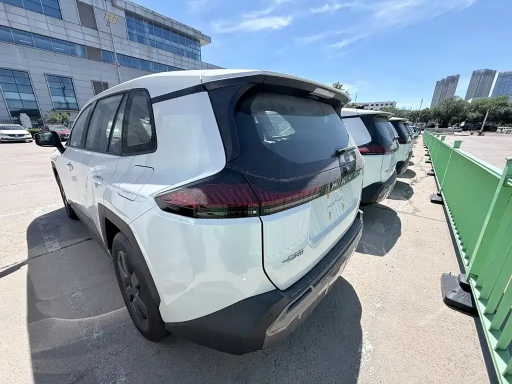 Toyota RAV4 — фото 7