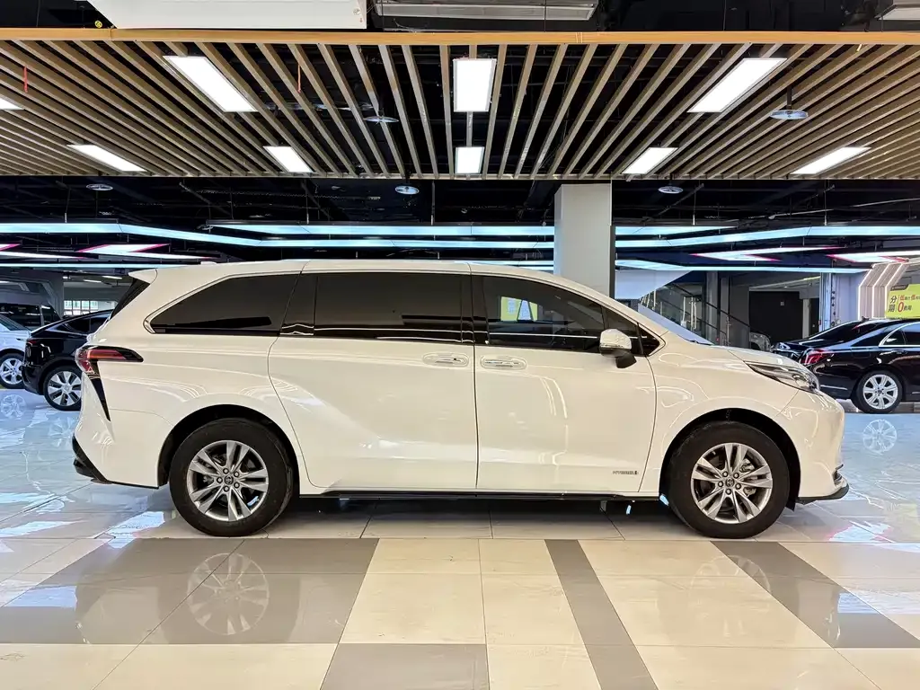 Toyota Sienna — фото 7