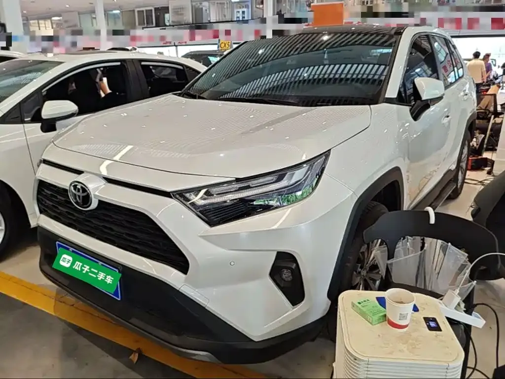 Toyota RAV4 — фото 1