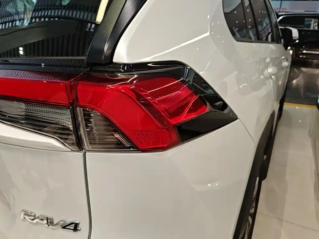 Toyota RAV4 — фото 3