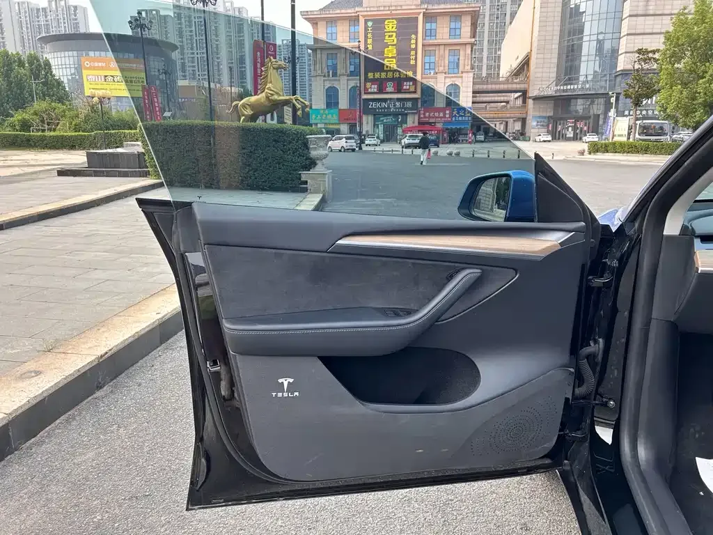 Tesla Model Y — фото 6