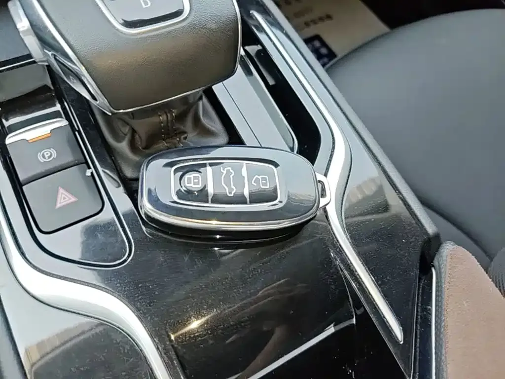 Hongqi E-QM5 — фото 3