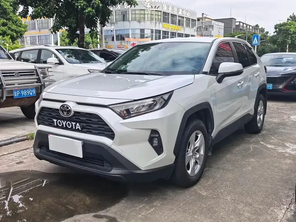 Toyota RAV4 — фото 1