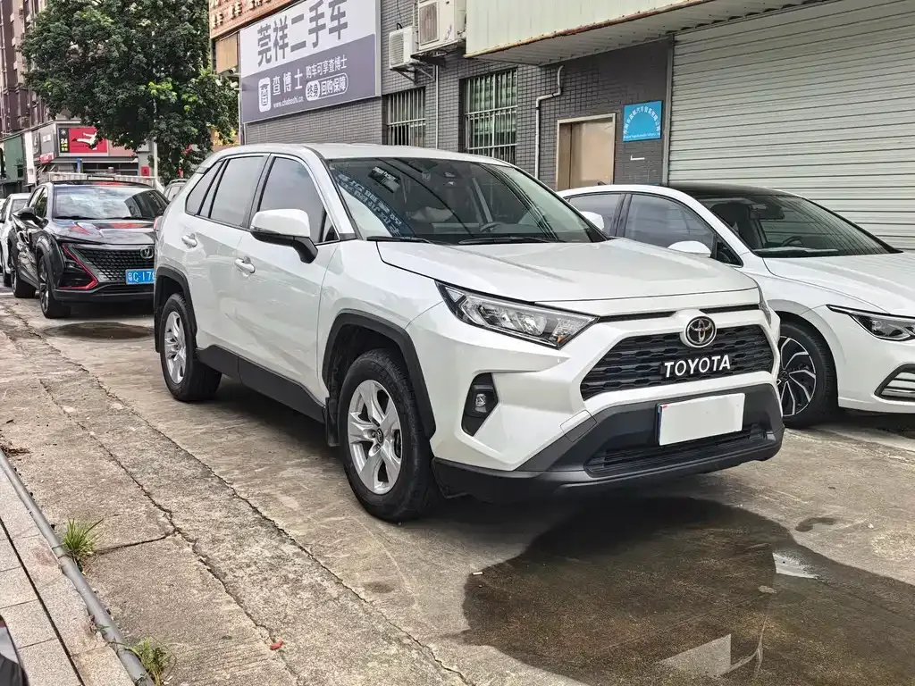 Toyota RAV4 — фото 7