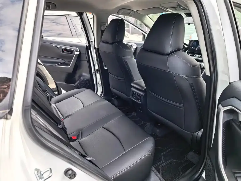 Toyota RAV4 — фото 2