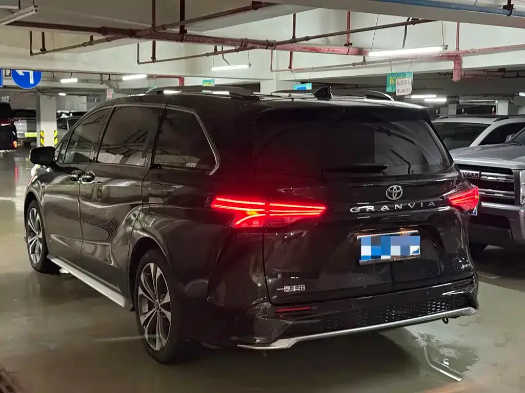 Toyota Granvia — фото 8