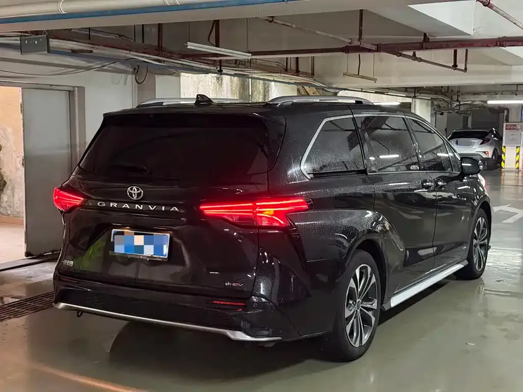 Toyota Granvia — фото 5