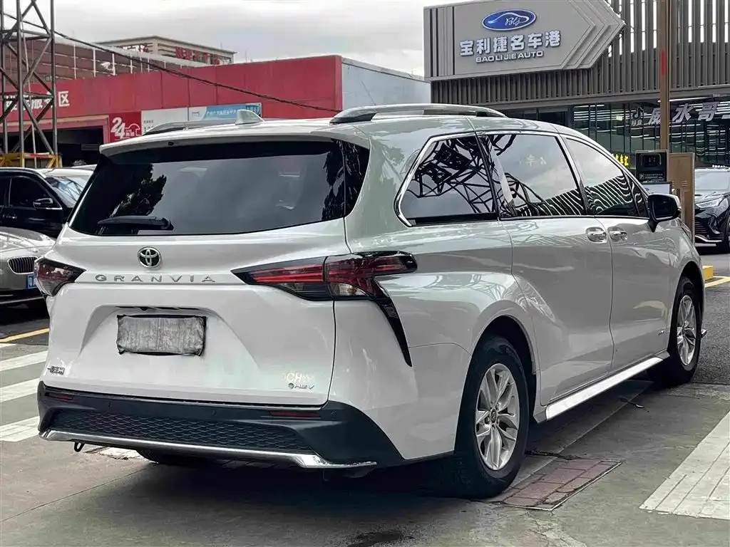 Toyota Granvia — фото 4