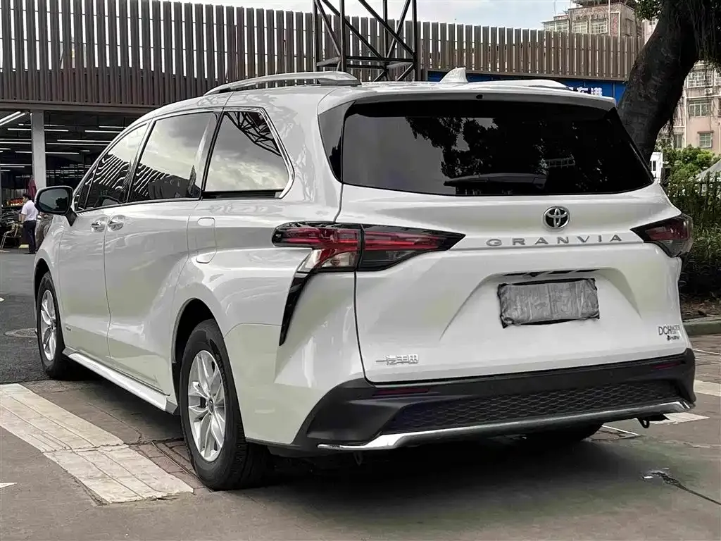 Toyota Granvia — фото 8