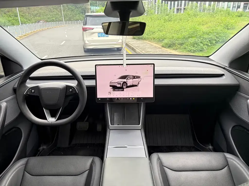 Tesla Model Y — фото 6