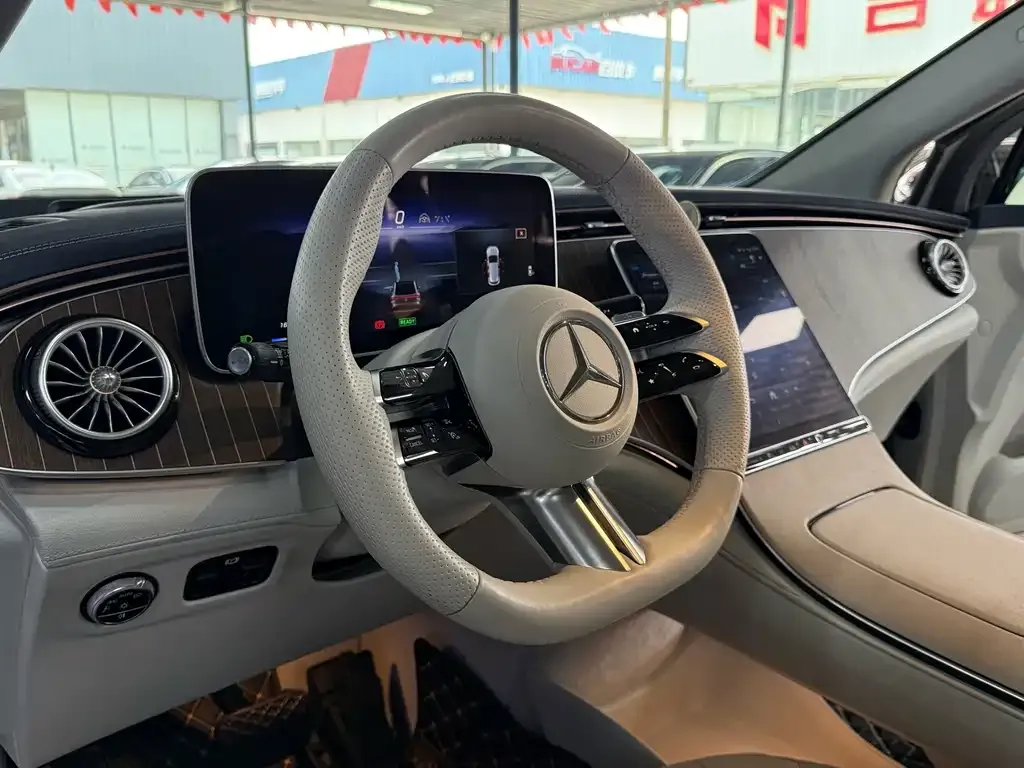 Mercedes-Benz EQE SUV — фото 2