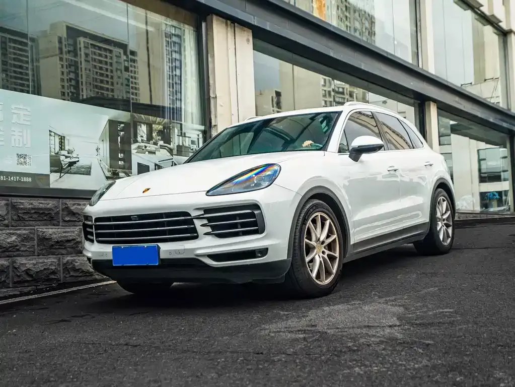 Porsche Cayenne — фото 1