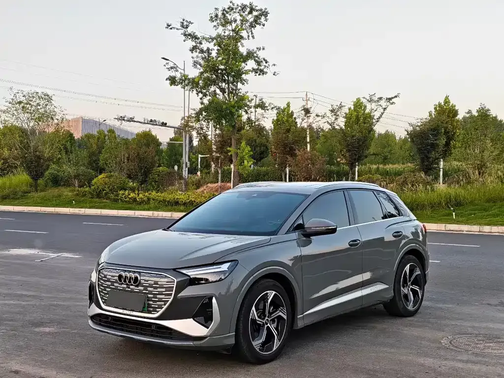 Audi Q4 e-tron — фото 1