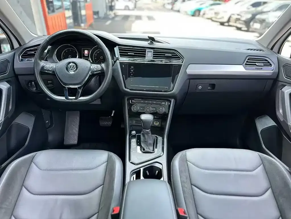 Volkswagen Tiguan L — фото 4