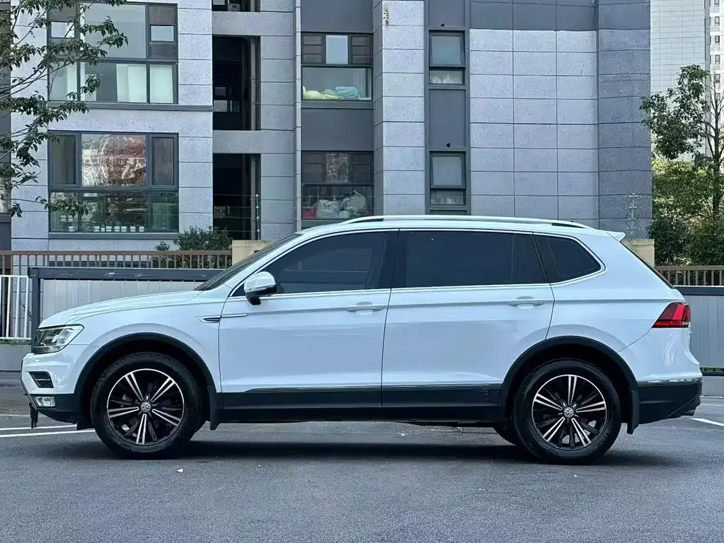 Volkswagen Tiguan L — фото 3