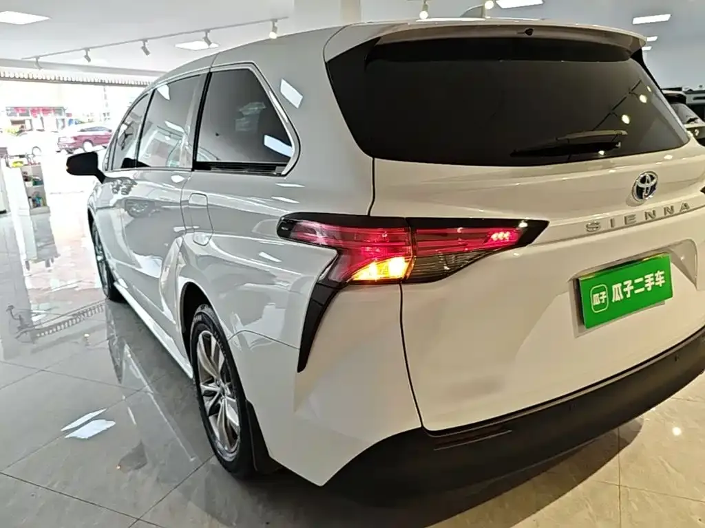 Toyota Sienna — фото 5