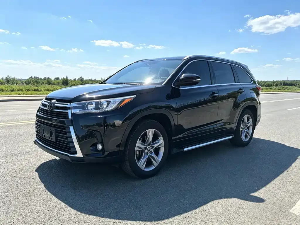 Toyota Highlander — фото 1