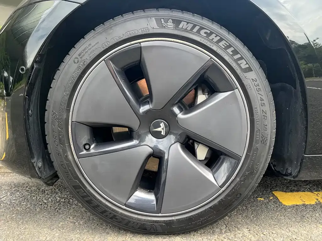 Tesla Model 3 — фото 5