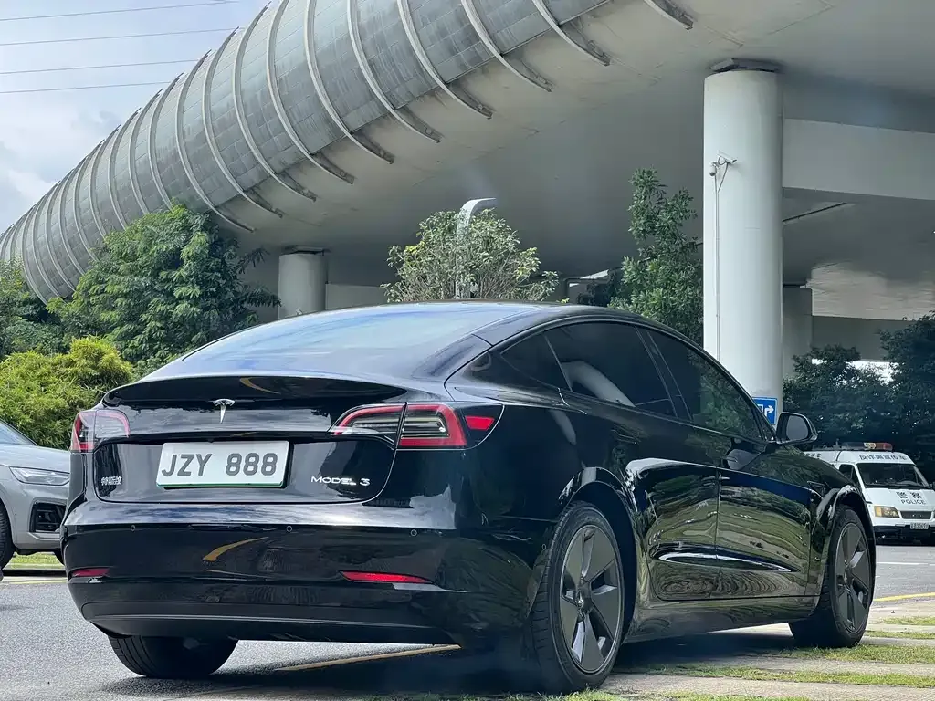 Tesla Model 3 — фото 4