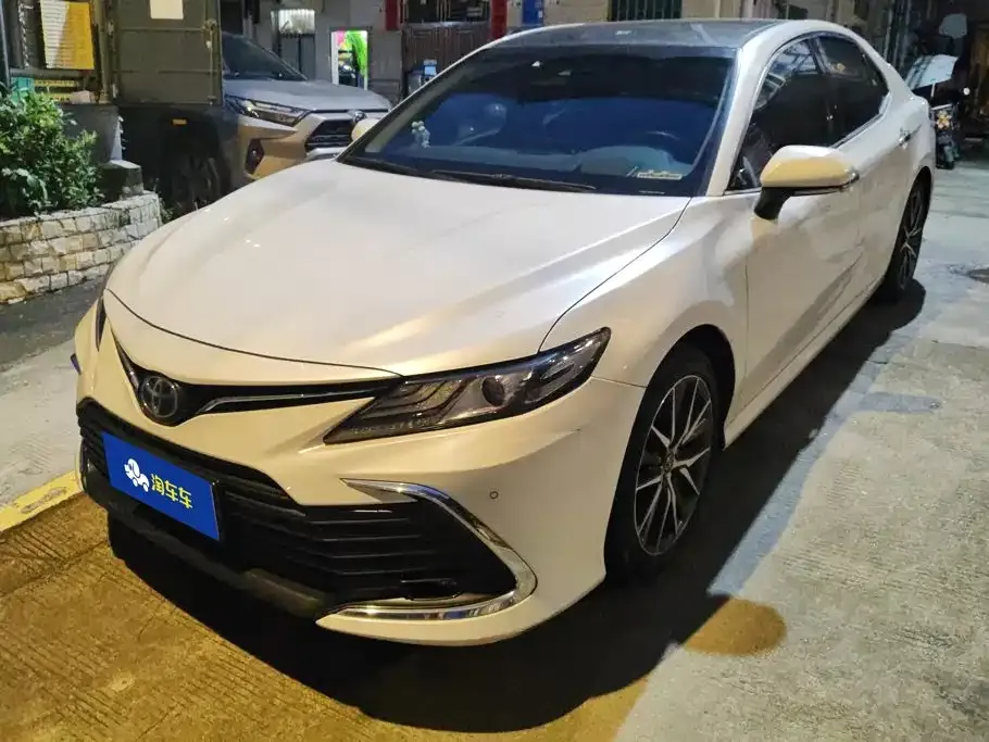 Toyota Camry — фото 1