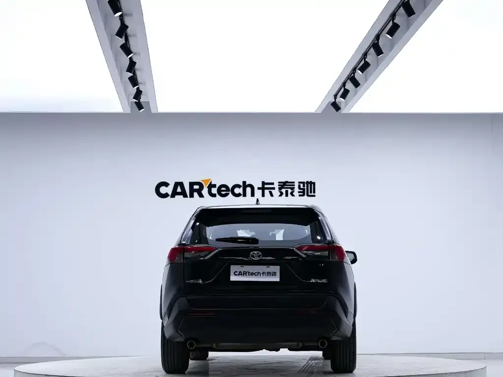 Toyota RAV4 — фото 7