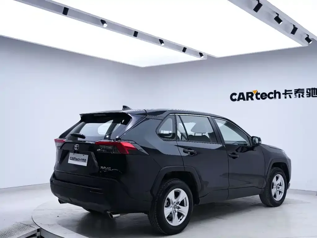 Toyota RAV4 — фото 9