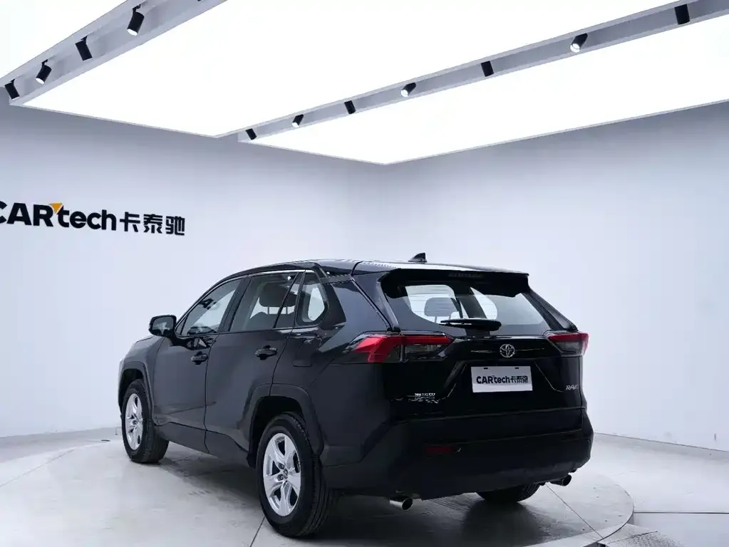 Toyota RAV4 — фото 8