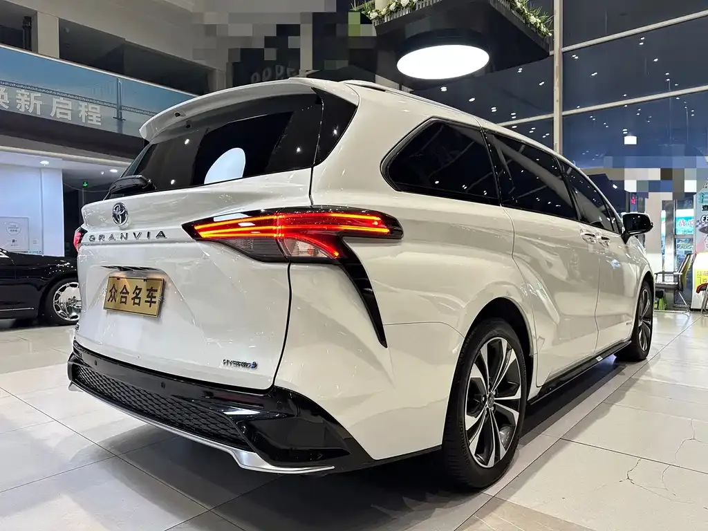 Toyota Granvia — фото 8