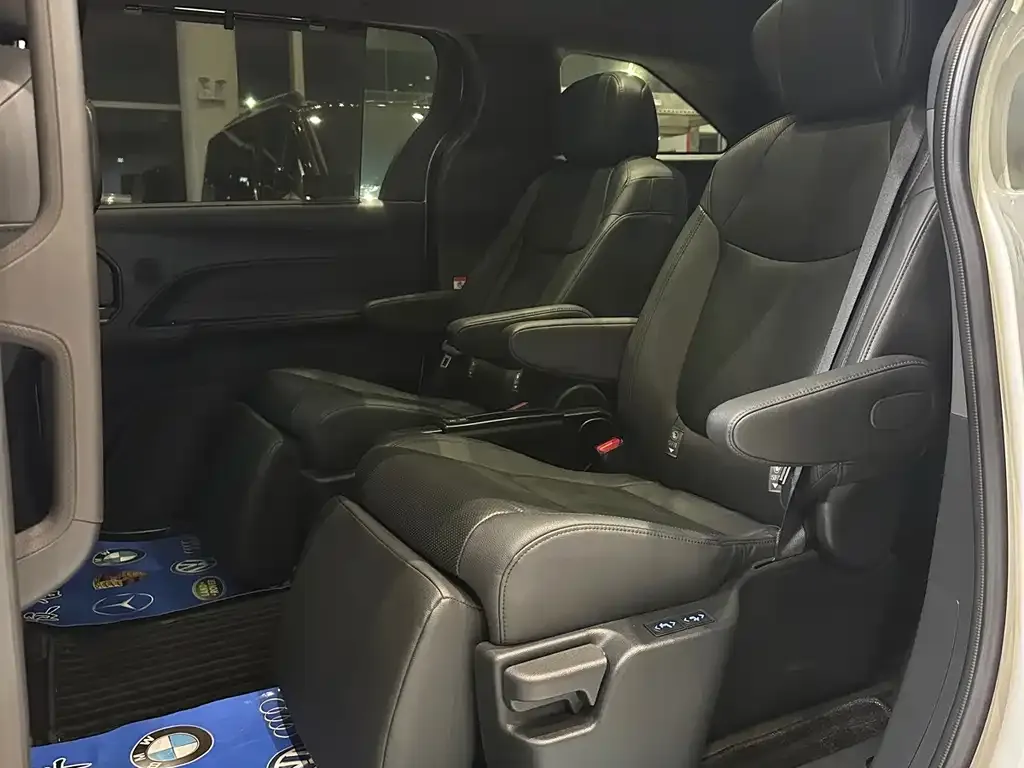 Toyota Granvia — фото 3