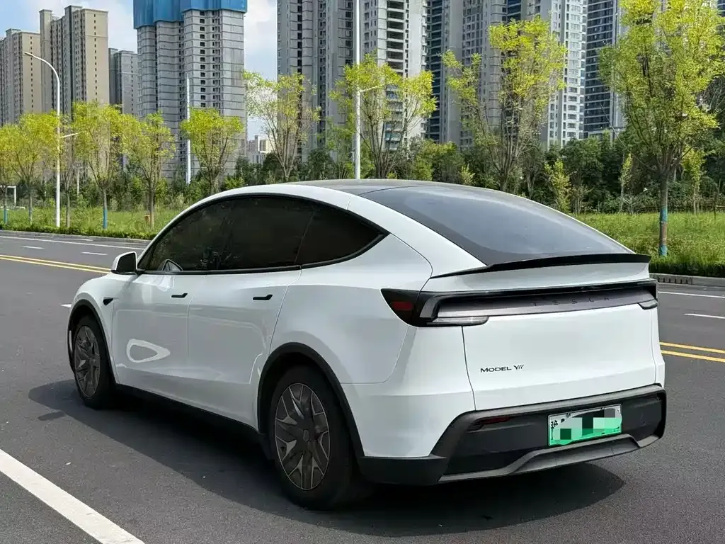 Tesla Model Y L — фото 9