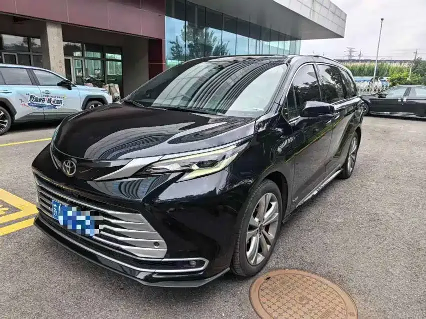 Toyota Sienna — фото 1