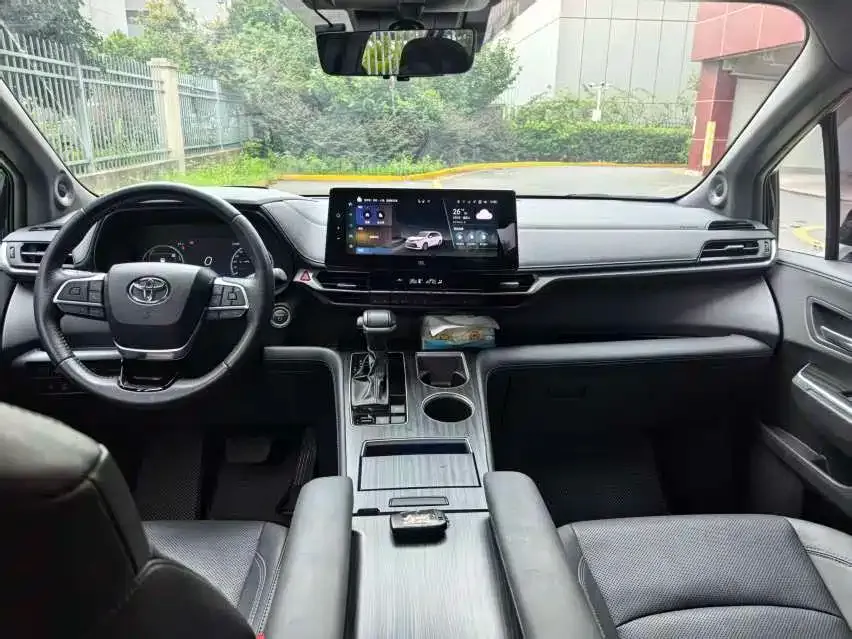Toyota Sienna — фото 2