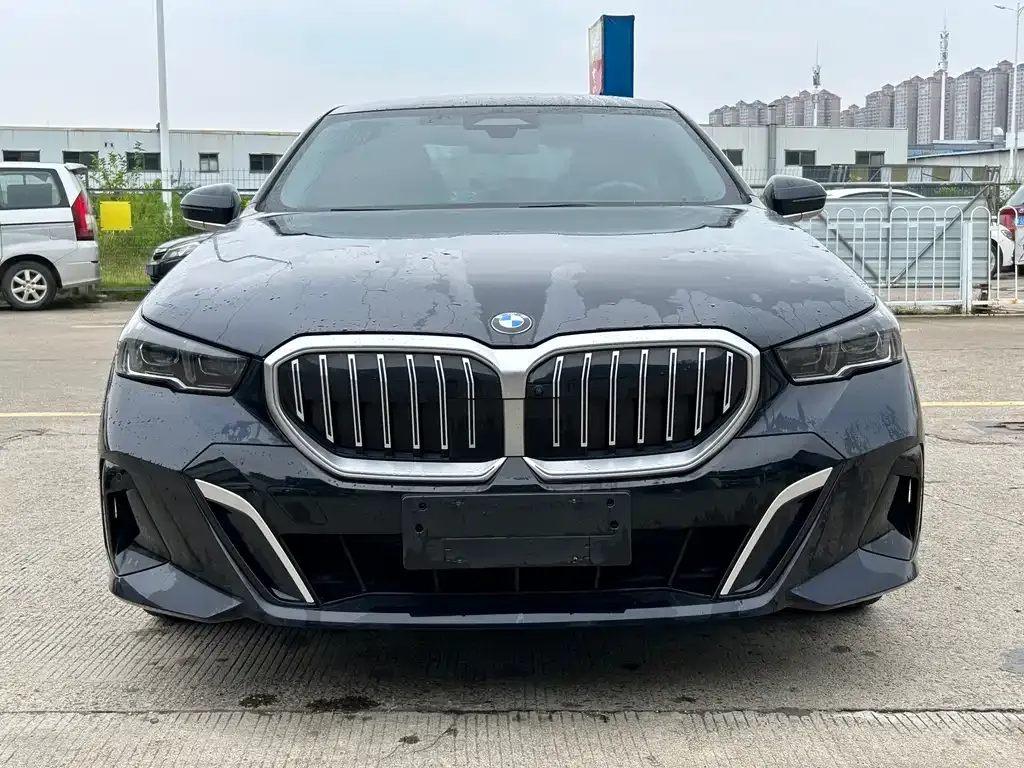BMW 5 Series — фото 1