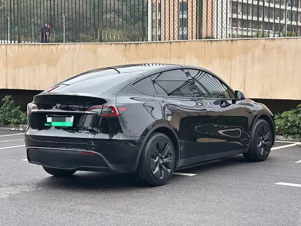 Tesla Model Y — фото 9