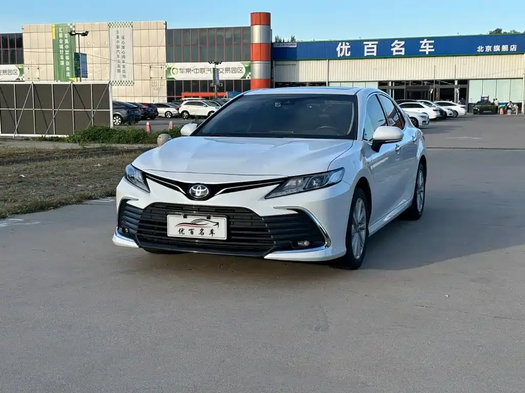 Toyota Camry — фото 1