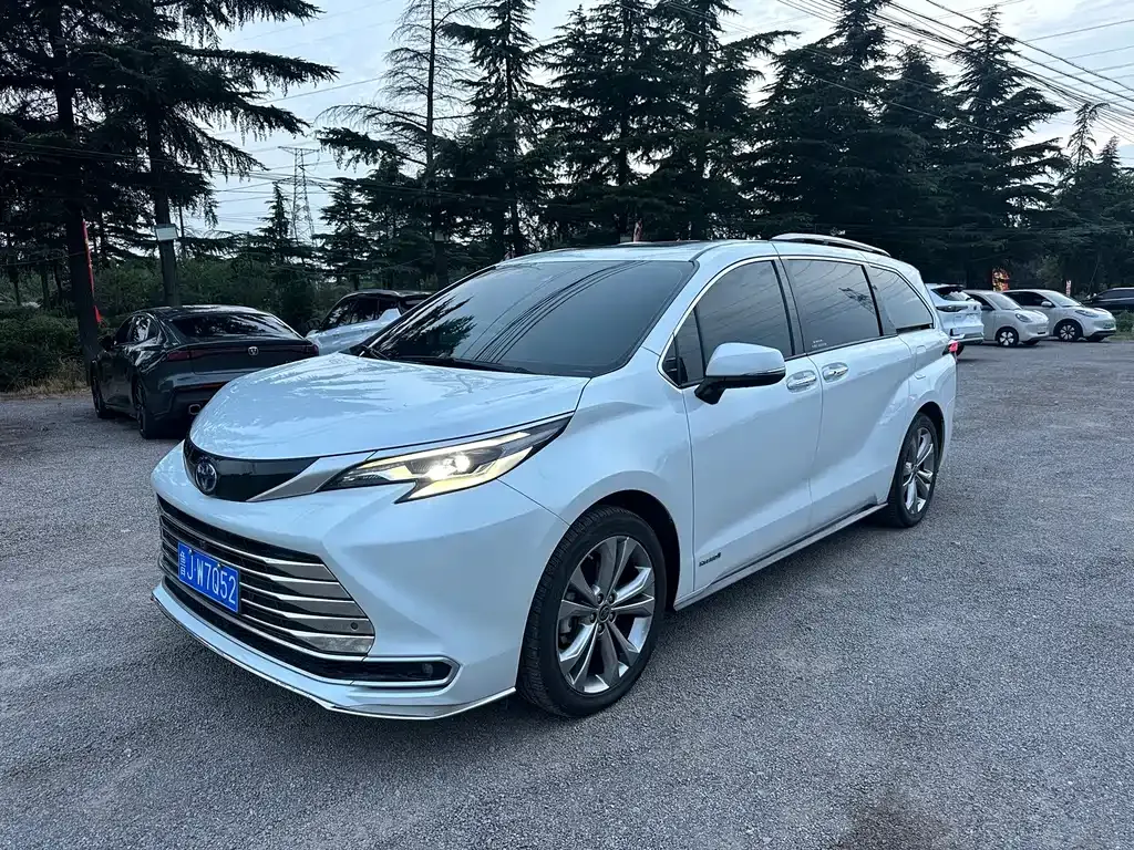 Toyota Sienna — фото 1