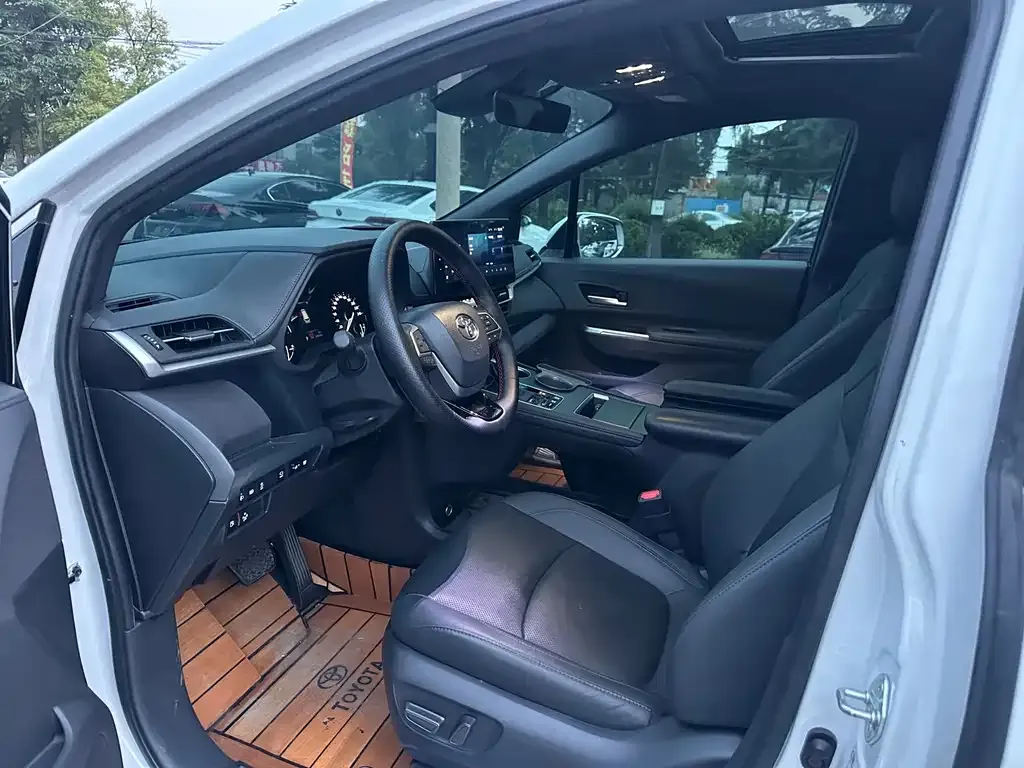 Toyota Sienna — фото 3